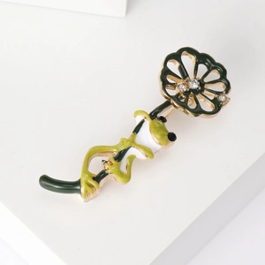 Broche émaillée minimaliste avec grenouille verte sur feuille et cristaux