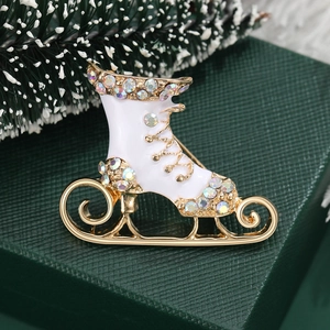 Broche de patín de hielo brillante con pedrería de colores y esmalte blanco navideño