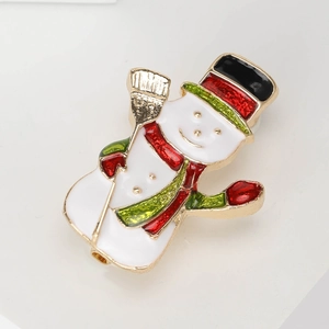 Broche bonhomme de neige classique avec écharpe rouge et balai en alliage émaillé