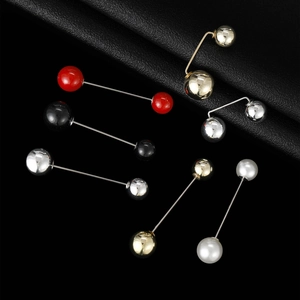 Détail de broches minimalistes en émail perlé de couleurs et de formes variées