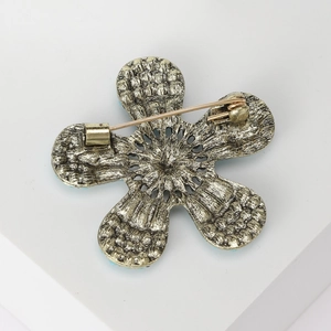 Brosche im tibetischen Stil mit Blumenmuster in Vintage-Gold und Sicherheitsnadel