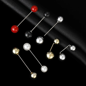 Ensemble de sept broches rondes minimalistes en couleurs assorties sur cuir noir