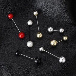 Détail de broches colorées à double perle sur cuir noir pour accessoire de mode
