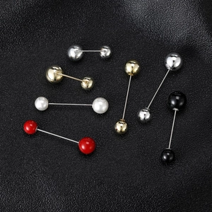 Lot de 7 broches de sécurité en émail et perles sur fond de texture en cuir noir