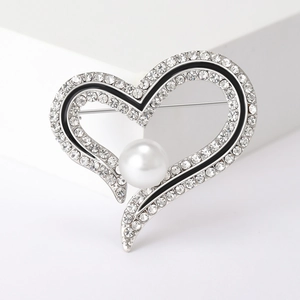 Broche cœur élégante avec perle blanche, strass brillants et détails en émail noir