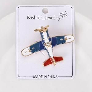 Détail macro de la broche avion avec finition émail et accents de cristaux étincelants