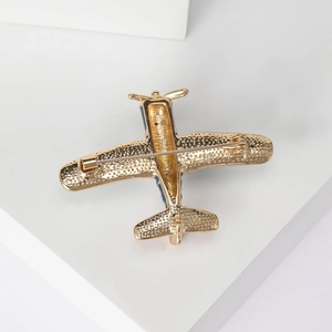 Broche avion minimaliste dorée avec détails en émail bleu et fermoir de sécurité