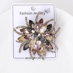 Détail d'une luxueuse broche tournesol ornée de cristaux colorés et strass brillants