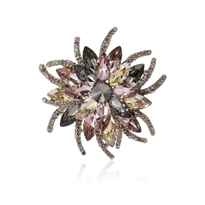 Broche florale élégante avec cristaux multicolores marquise et pétales pavés pour dame
