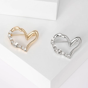 Spilla Creativa a Forma di Cuore Traforato Asimmetrico per Donna Spilla in Lega Lucida con Strass per Giacca Camicia Accessori