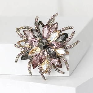 Élégante broche florale avec cristaux multicolores taille marquise sur socle blanc