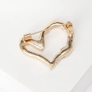Spilla a cuore dorata minimalista in lega con texture martellata creativa da donna