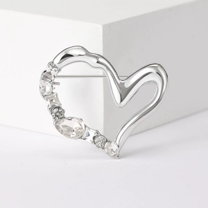 Dettaglio della spilla a cuore argento con cristalli misti e lega lucida a specchio
