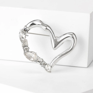 Spilla a cuore in argento lucido con cristalli su base geometrica bianca