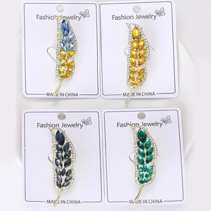 Dettaglio di spille a spiga di grano con strass marquise in quattro colori eleganti