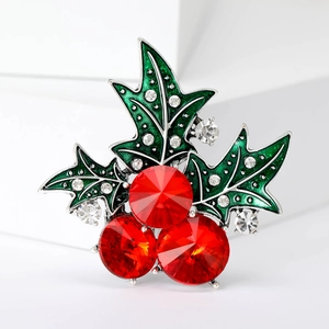 Detail der Weihnachts-Stechpalmen-Brosche mit roten Kristallen und grünem Email