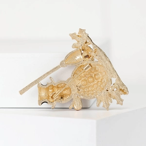 Rückansicht der niedlichen Schneemann-Brosche in Gold mit sicherem Ansteckverschluss