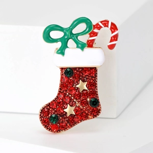 Broche botte de Noël avec strass rouges, nœud en émail vert et canne à sucre sur socle