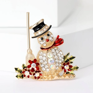 Süße Cartoon-Schneemann-Brosche mit Strasssteinen und Emaille auf weißem Hintergrund