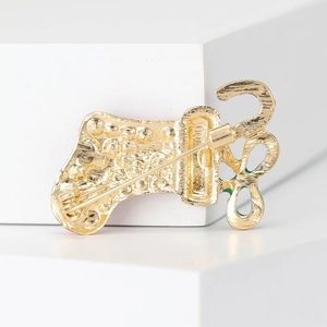 Broche chaussette de Noël festive en alliage doré avec accents en émail vert