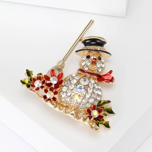 Detailansicht der Schneemann-Brosche mit Strass und Goldbeschichtung auf weißem Grund