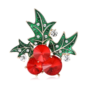 Eleganter Weihnachts-Stechpalmen-Anstecker mit grünen Blättern und roten Kristallbeeren