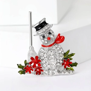 Funkelnde Schneemann-Brosche mit Strasssteinen und Emaille-Hut auf Display