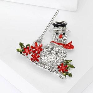 Funkelnde Schneemann-Brosche mit Strasssteinen und roter Emaille für Wintermäntel