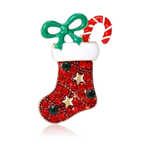 Broche chaussette de Noël avec cristaux rouges, nœud vert et sucre d'orge sur blanc
