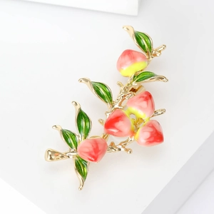 Elegante spilla a ramo di pesco dorata con frutti in smalto rosa e foglie verdi