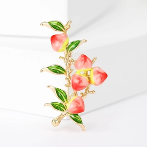 Spilla a ramo di pesco alla moda con frutti in smalto rosa e foglie verdi su oro