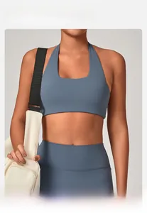 Dettaglio del reggiseno sportivo blu e leggings a vita alta su una modella