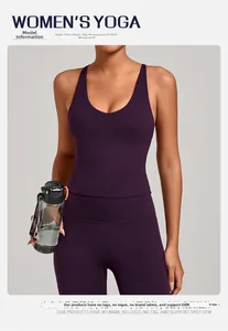 Détail d'un ensemble de yoga violet avec débardeur à col en U et legging taille haute