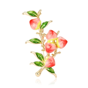 Elegante spilla a ramo di pesco con frutti rosa e foglie verdi su base oro