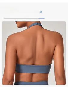 Dettaglio del design con apertura posteriore di questo reggiseno yoga blu