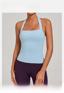 Détail du haut de yoga licou bleu clair avec col carré et tissu premium sans couture