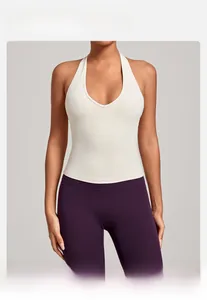Détail du haut de yoga blanc à col en V et legging violet avec infos de taille mannequin
