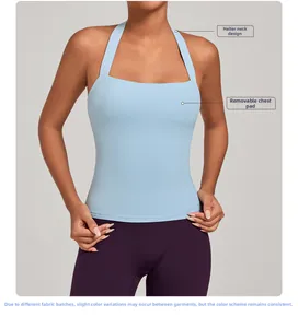 Détail d'un haut de yoga dos nu bleu clair avec coussinets amovibles et tissu extensible