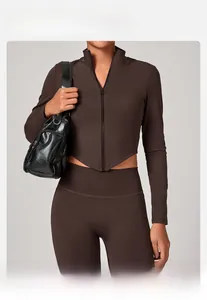 Détail ensemble de yoga marron café avec veste à col montant et legging ajusté