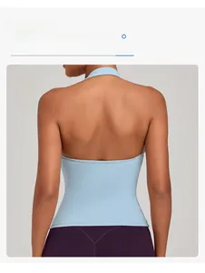 Détail du haut de yoga licou bleu ciel avec un design dos nu et une grande élasticité