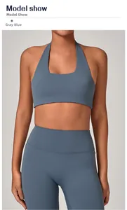 Dettaglio del reggiseno yoga allacciato al collo blu grigio e leggings a vita alta