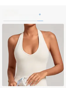 Détail du haut de sport dos nu blanc crème avec col en U profond et tissu élastique moulant