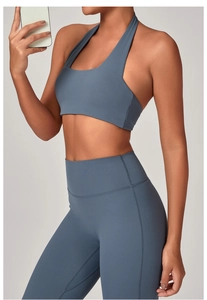 Vista laterale del reggiseno yoga a collo alto e leggings a vita alta in blu polveroso