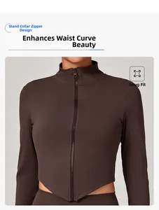 Détail du col montant et de la fermeture éclair sur cette veste de yoga marron foncé
