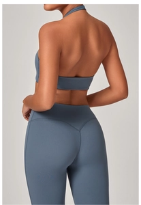 Vista laterale posteriore del reggiseno sportivo blu ardesia e leggings da yoga