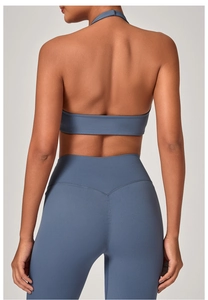 Vista posteriore di un reggiseno yoga blu e leggings a vita alta in tessuto traspirante