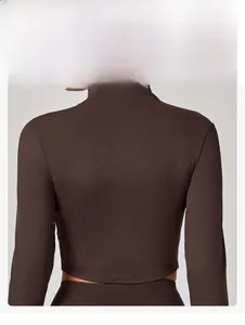 Vue arrière ajustée de la veste de yoga marron foncé à manches longues avec coupe courte à la taille