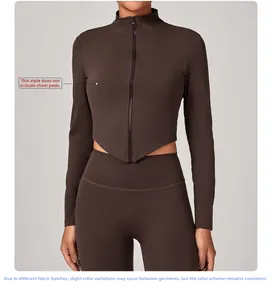 Détail d'un ensemble de yoga marron foncé avec haut zippé en V et sans coussinets de poitrine