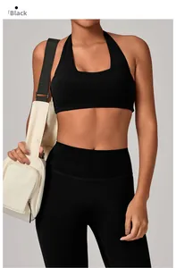 Dettaglio del set fitness nero senza cuciture con reggiseno halter e leggings sportivi