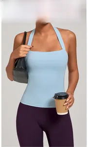 Modèle portant un débardeur de yoga licou bleu serein en tissu hautement élastique